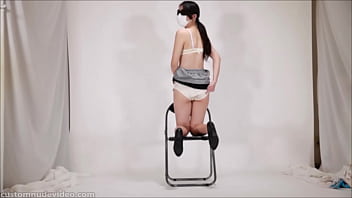 パンツ履いたお尻をつんつんする thumbnail