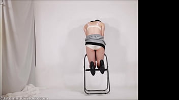 パンツ履いたお尻をつんつんする