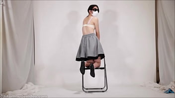 パンツ履いたお尻をつんつんする