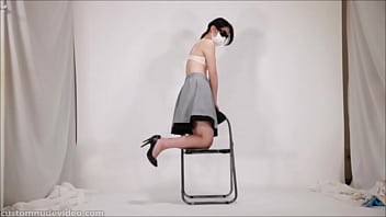 パンツ履いたお尻をつんつんする