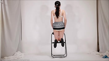 パンツ履いたお尻をつんつんする