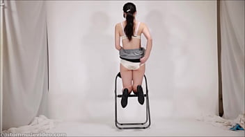 パンツ履いたお尻をつんつんする