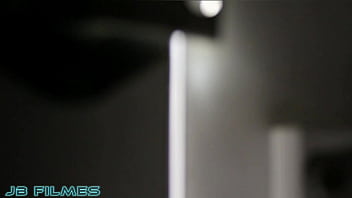 Mulher casada fudendo com caminhoneiro no meio da mudança