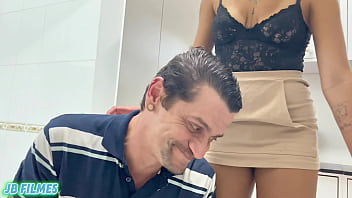 Faxineira tarada fez o patrão limpar a casa e depois fuder sua bucetinha