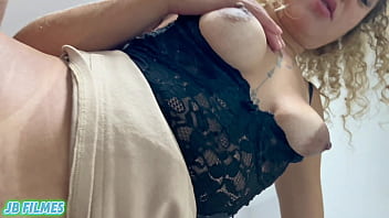 Faxineira tarada fez o patrão limpar a casa e depois fuder sua bucetinha