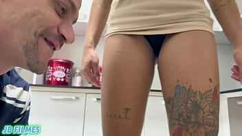 Faxineira tarada fez o patrão limpar a casa e depois fuder sua bucetinha