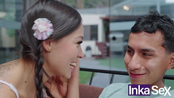 Mi hermanastra me encuentra oliendo sus bragas y me folla a escondidas de mi padrastro