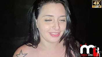 Em um rolê aleatório levei dois criadores para chocar as pessoas do local transamos no sofá e geral parou para assistir