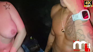 Em um rolê aleatório levei dois criadores para chocar as pessoas do local transamos no sofá e geral parou para assistir