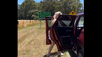 Stefania ferrario calentoneando a sus fanáticos