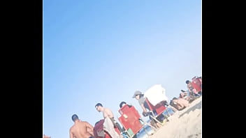 Estava no rio encontrei uns machos na praia e levei eles pra me foder no apartamento