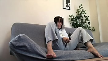 【素人】朝起きて可愛い部屋着で新しいおもちゃを使ってオナニーしちゃった