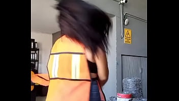 Muchacha moviendo el culo en el trabajo