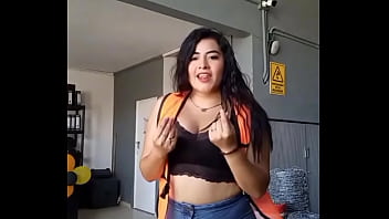 Muchacha moviendo el culo en el trabajo