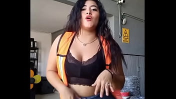 Muchacha moviendo el culo en el trabajo