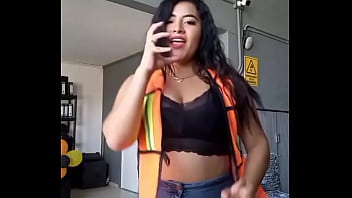 Muchacha moviendo el culo en el trabajo