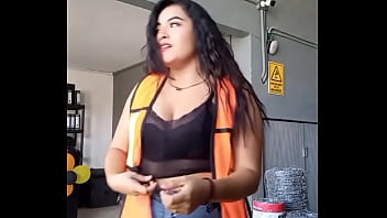 Muchacha moviendo el culo en el trabajo