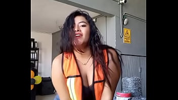 Muchacha moviendo el culo en el trabajo