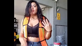 Muchacha moviendo el culo en el trabajo
