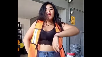 Muchacha moviendo el culo en el trabajo