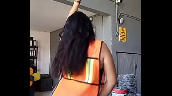 Muchacha moviendo el culo en el trabajo