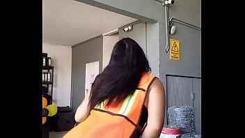 Muchacha moviendo el culo en el trabajo