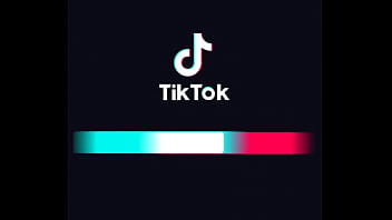 Muchacha moviendo el culo en el trabajo