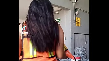 Muchacha moviendo el culo en el trabajo