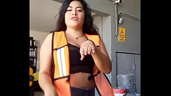 Muchacha moviendo el culo en el trabajo