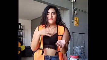 Muchacha moviendo el culo en el trabajo