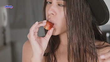 Strawberries milk and my pussy come and enjoy with me salmakia