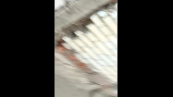 Siguiendo a madura en la calle con falda e hilo