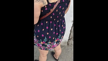 Siguiendo a madura en la calle con falda e hilo