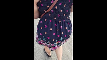 Siguiendo A Madura En La Calle Con Falda E Hilo thumbnail