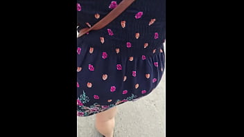 Siguiendo a madura en la calle con falda e hilo