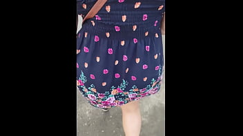 Siguiendo a madura en la calle con falda e hilo