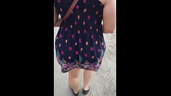 Siguiendo a madura en la calle con falda e hilo