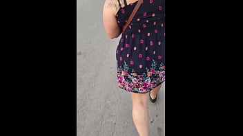 Siguiendo a madura en la calle con falda e hilo