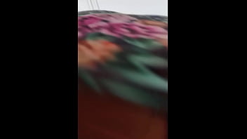 Siguiendo a madura en la calle con falda e hilo