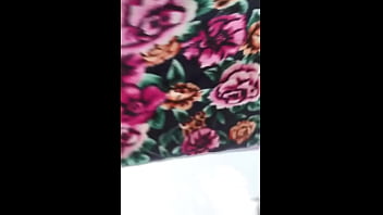 Siguiendo a madura en la calle con falda e hilo