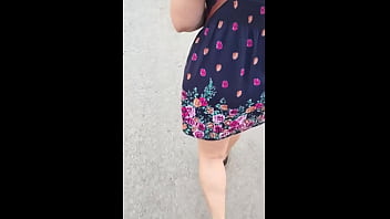 Siguiendo a madura en la calle con falda e hilo