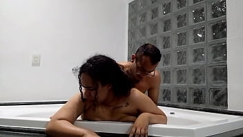 Fodendo novinha gostosa na hidromassagem do motel a putinha adora que eu foda com força a sua buceta e leite o mais fundo possível o seu útero