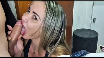 Madrasta gostosa espionou meu banho até cair de boca no meu pau