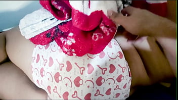 Mi madrastra llego cansada su enorme culo me calienta y no me resisto la follo muy duro hasta correrme en su boca