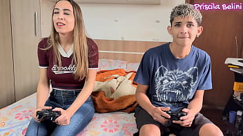 Gozei gostoso sentando no pau do meu meio irmão quando minha madrasta saiu completo no red