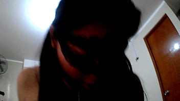 Estuve mirando videos y mi madrastra me encontró masturbándome