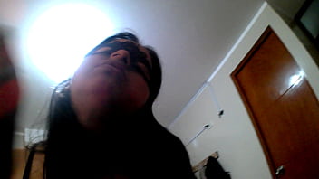 Estuve mirando videos y mi madrastra me encontró masturbándome