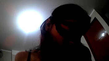 Estuve mirando videos y mi madrastra me encontró masturbándome