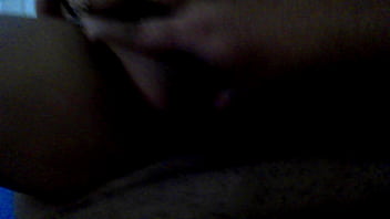 Estuve mirando videos y mi madrastra me encontró masturbándome