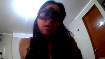 Estuve mirando videos y mi madrastra me encontró masturbándome